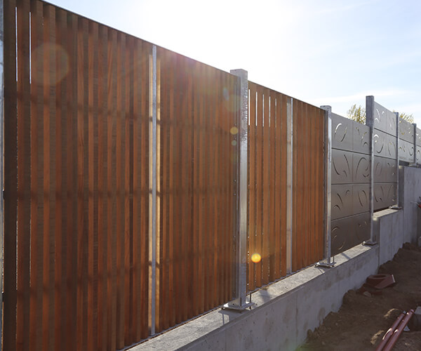 corten væg med plast og stål