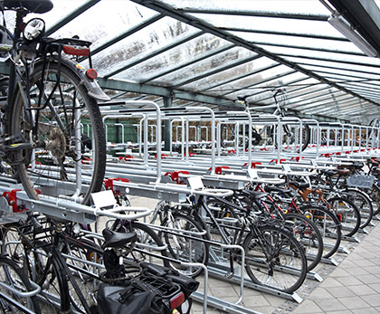 Etage parkering – Pladsoptimering og Brugervenlig Cykelparkering i To Etager