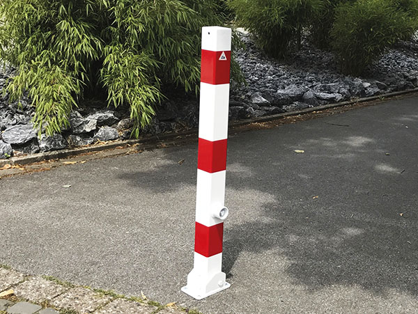 klassisk firkant vippe pullert i galvaniseret stål malet i hvid og med røde reflektorer