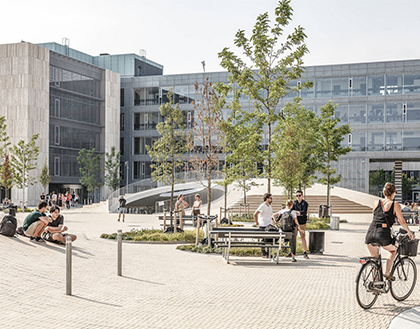 byrumsmøbler, bordbænkesæt og pullerter på KUs Søndre Campus på Karen Blixens Plads