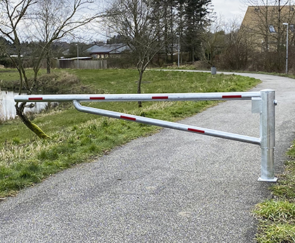 Svingbom uden anslag i galvaniseret stål | Holdbar adgangskontrol