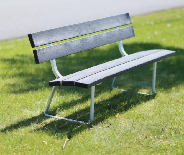 Rici bænk med planker i genbrugsplast