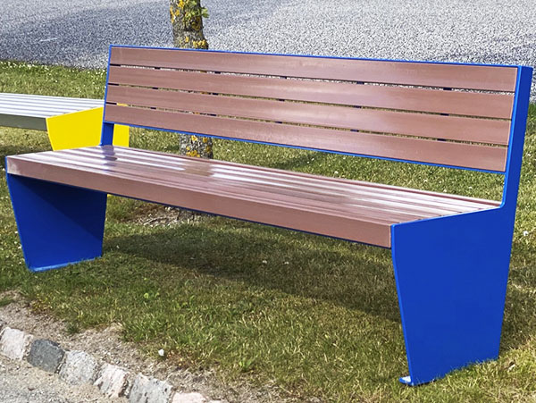 Bæredygtige møbler , en bænk i galvaniseret stål og malet i blå beklædt med brune genbrugsplast planker