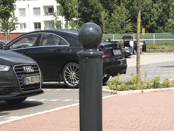 dekorativ pullert med en kugletop i galvaniseret stål og malet udførsel