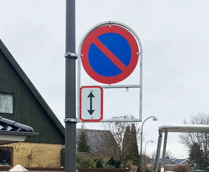 Letvægts skilteholder til lygtepæl fremstillet i varmgalvaniseret stål på gaden i Herlev Kommune