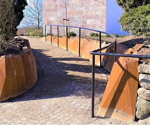 Fornyelsen af Elev Kirkegård – Corten stensætning