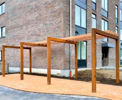 Pergola overdækning i kraftig corten vanger med mahogni planker