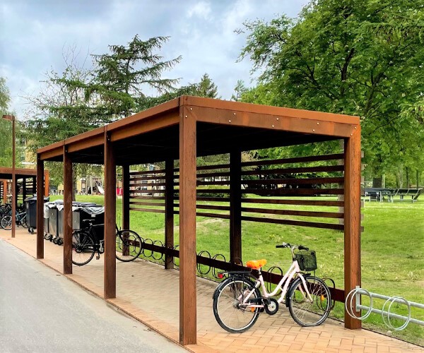 Casa 44 - en stor cykeloverdækning i cortenstål og med sedum tag med cykelstativer i corten med plads til mange cykler