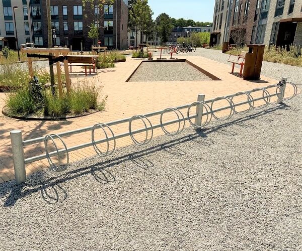 Bici - en enkel cykelstativ i galvaniseret stål med plads til mange cykler