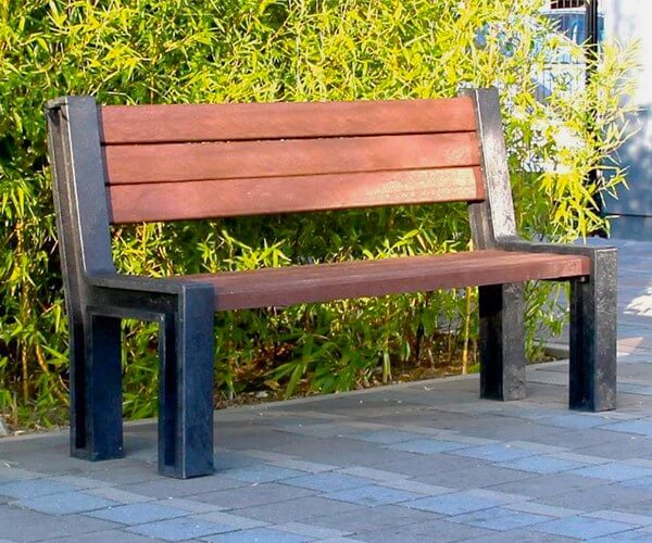 Hyde Park bænk - en klassisk park bænk i genbrugsplast i en kvadrat udførsel