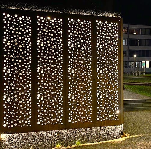 Cortenvæg med lys