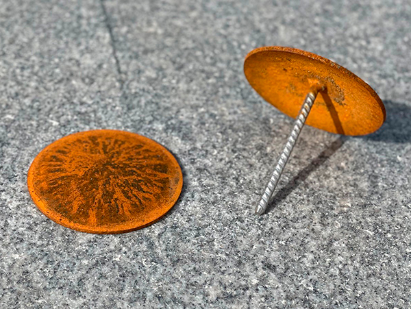 corten vejsøm (markeringssøm) med refleksbånd og rustfri spyd på parkeringsplads til vejmarkering eller p-pladser