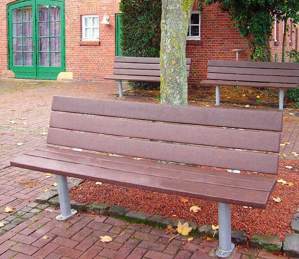 Sapo bænk - en elegant bænk i rustfri stål og genbrugsplast planker