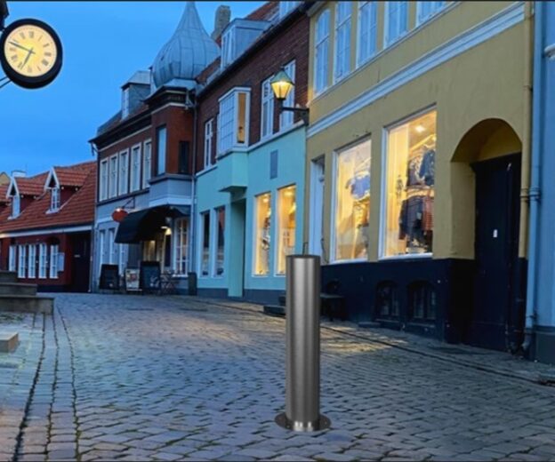 Nedfældelig rustfri pullert Ø154 mm – fleksibel, låsbar og pladsbesparende løsning til adgangssikring og trafikafspærring. kontakt By Bang