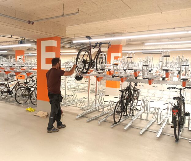 Bici etage cykelparkering med mange pladser i kælder