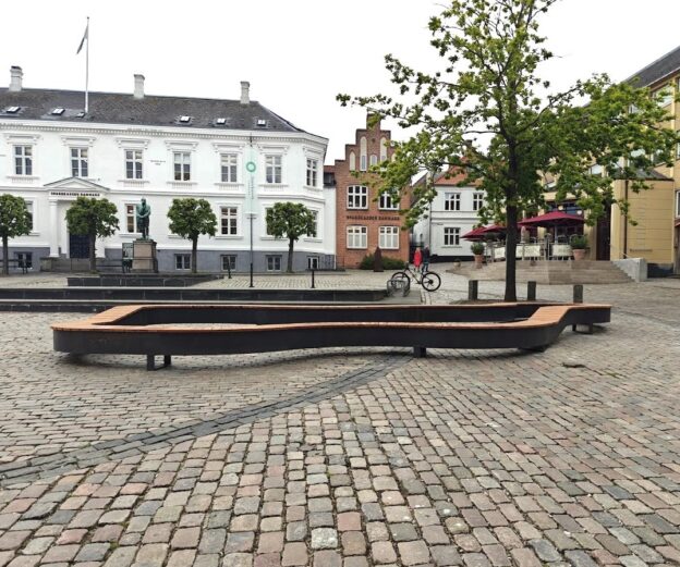 Legemøbel og siddemøbel til offentligt byrum