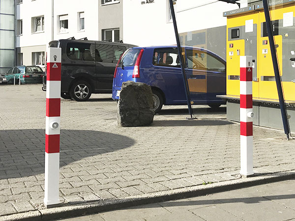 Firkantet aftagelig pullert med trekantlås eller eurolås i galvaniseret stål og malet i hvid med røde reflektorer