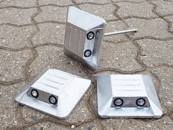 kvadratiske markeringssøm (vejsøm) i aluminium 100x100mm med reflektorer på begge sider og rustfri spyd til parkeringsplads til vejmarkering eller p-pladser