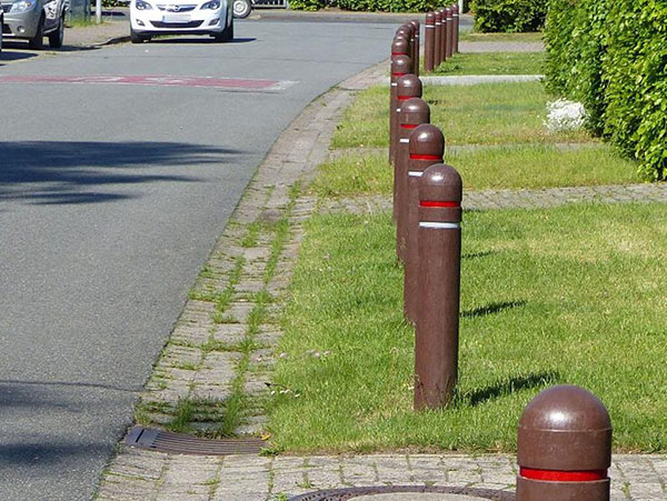 Rund plast pullert med røde og hvide reflekser