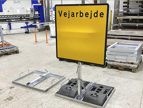 Stabelbar skiltestander i galvaniseret stål