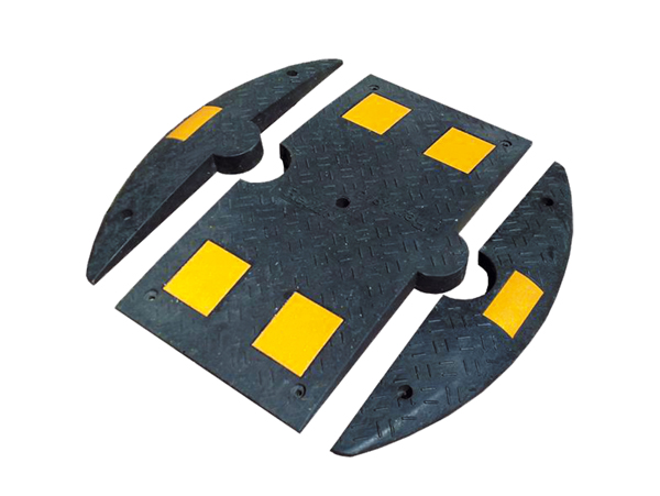 sort speed bump i gummi af ende- og centerstykker med gule felter, Speed bump