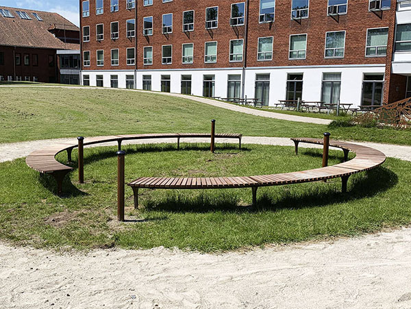 VitaPark, cirkelplint/cirkelbænk beklædt med stave fremstillet i recyclingplast eller hårdttræ