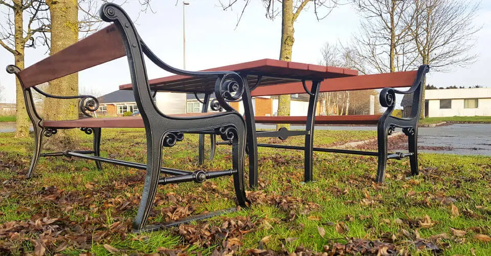 Klassisk københavner bænk med bord i plast eller hårdttræ