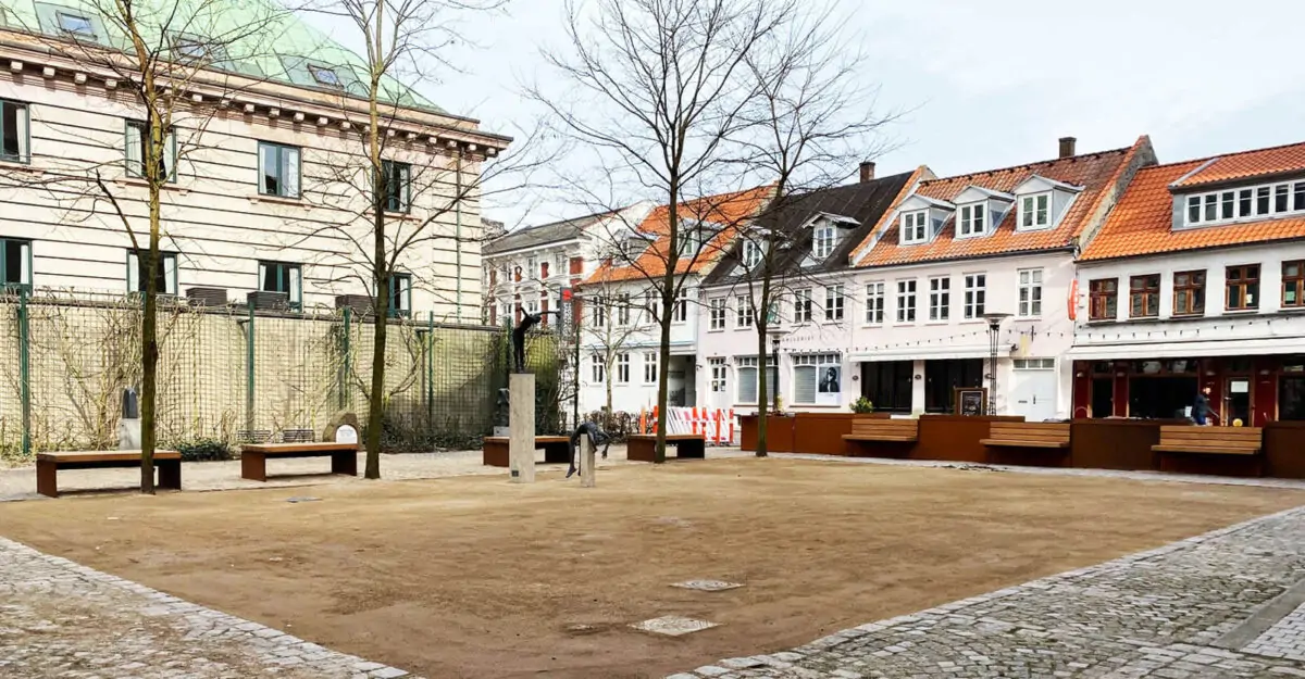 områdefornyelse af Mathilde Fibgers Have i Aarhus med By Bangs plantekummer i cortenstål med bænke monteret på sider, som er beklædt med mahogni planker