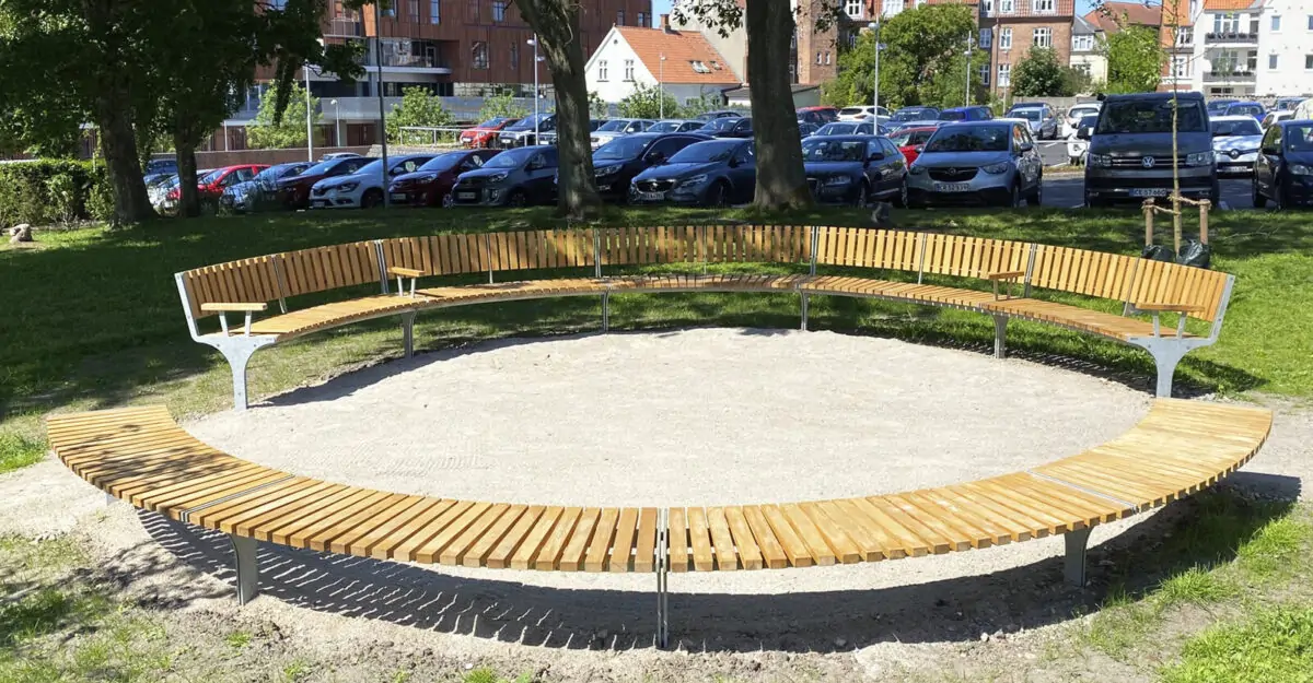 cirkel plint i galvaniseret stål beklædt med mahogni stave