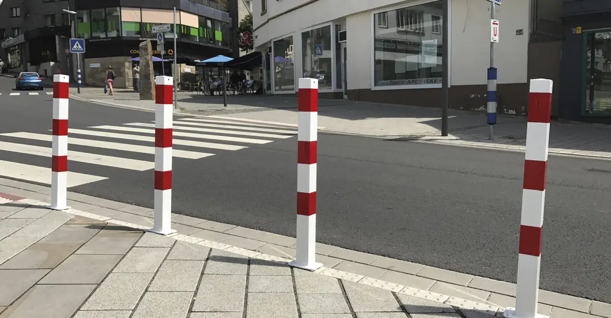 70x70 firkantet pullerter til nedstøb malet i hvid med røde reflektorer