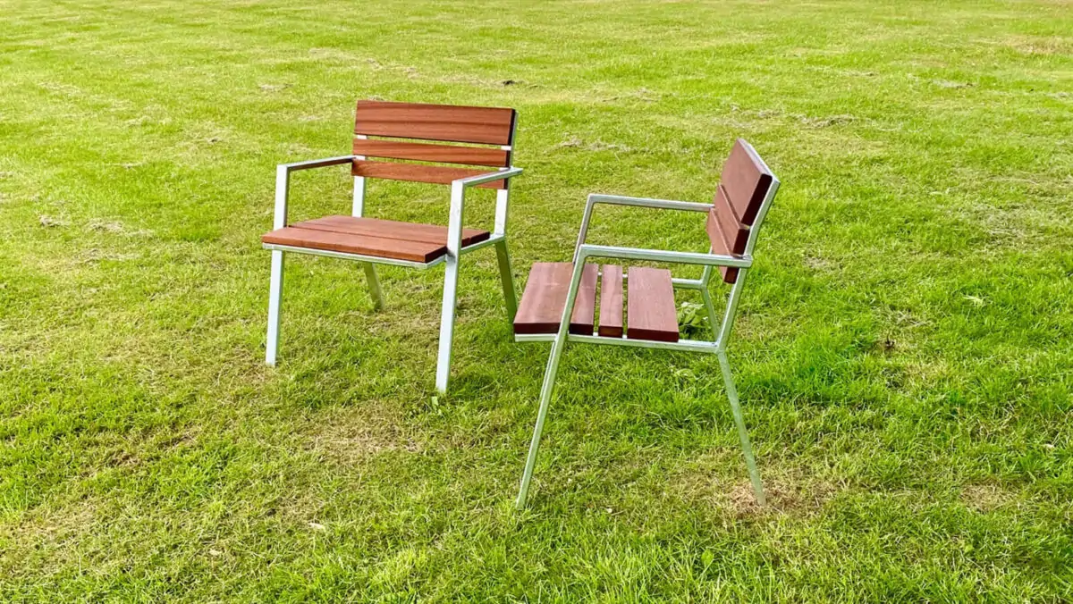 en robust stol i dansk stilrent design beklædt med mahogni