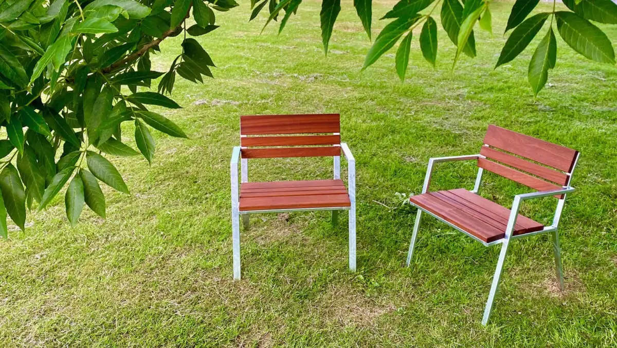 en robust stol i dansk stilrent design beklædt med mahogni
