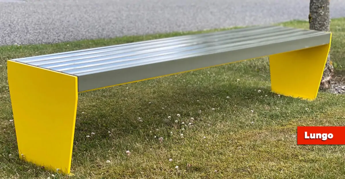 plinte i galvaniseret og malet stål og beklædt med plast stave af genbrugte legoklodser plast