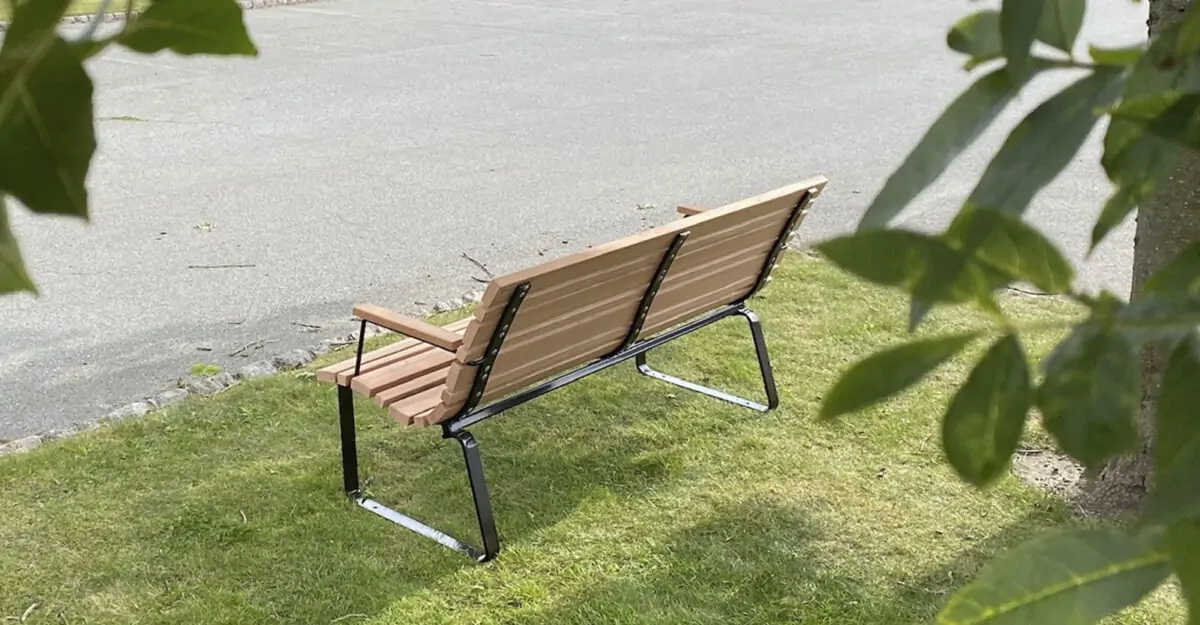 klassisk bænken med beklædning i hårdttræ
