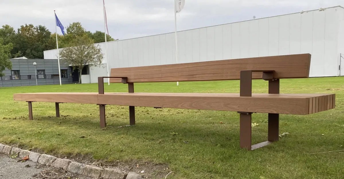 specialbænk i galvaniseret og pulverlakeret stål og beklædt med store planker