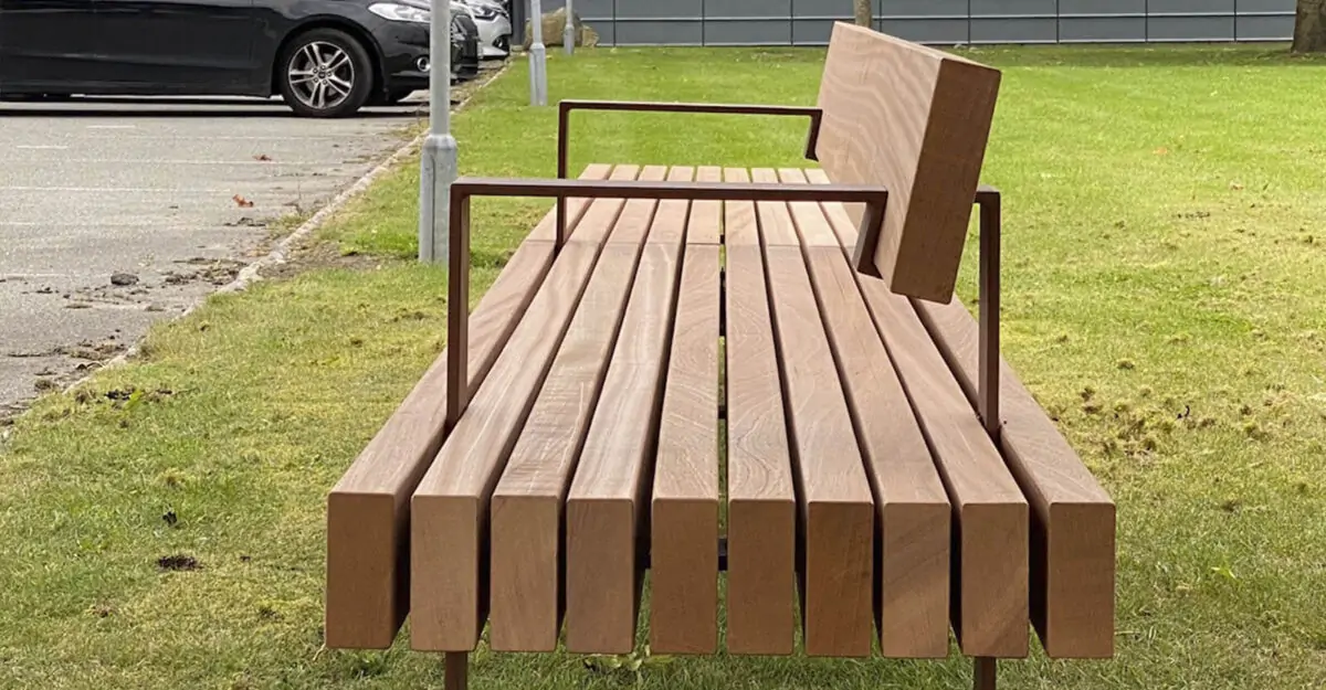 specialbænk i flot design fremstillet i galvaniseret og pulverlakeret stål og beklædt med store planker