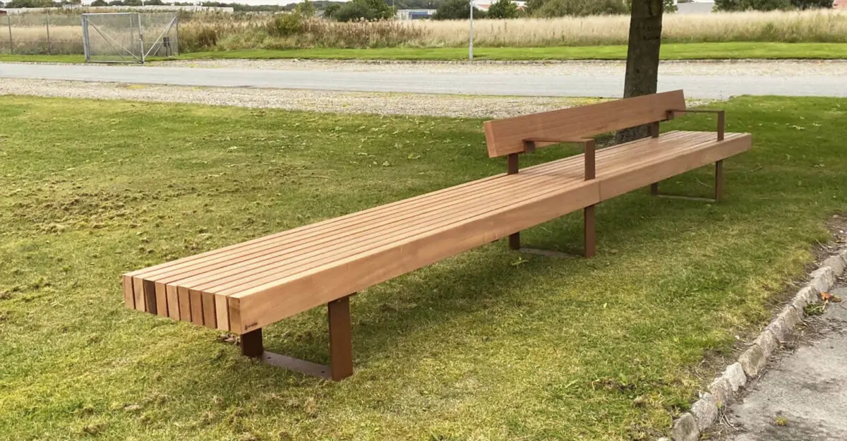 specialbænk i flot design fremstillet i galvaniseret og pulverlakeret stål og beklædt med store planker