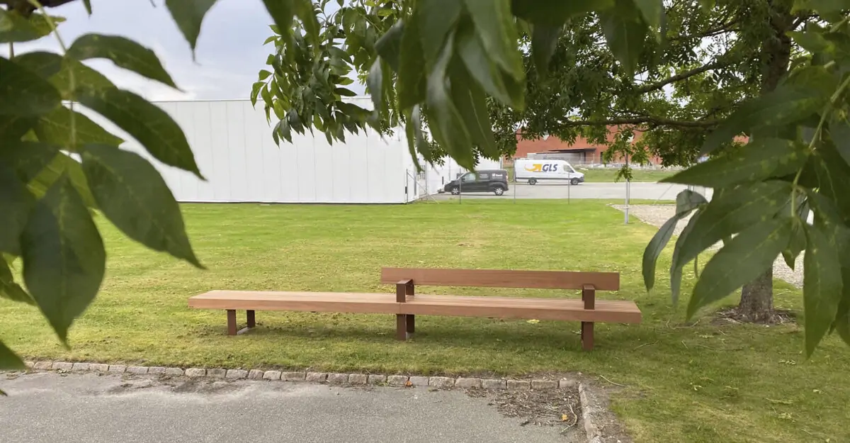 specialbænk i flot design fremstillet i galvaniseret og pulverlakeret stål og beklædt med store planker