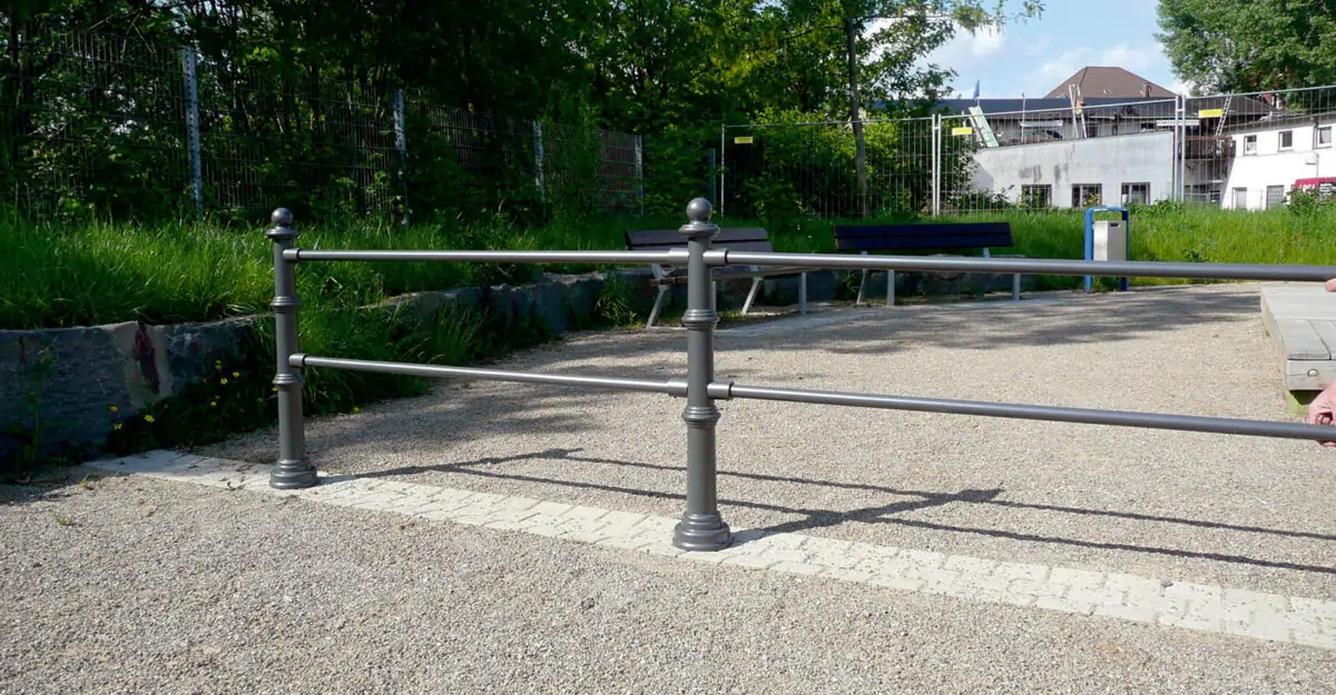 et hegn i kegleformede dekorative pullerter til placering i byen