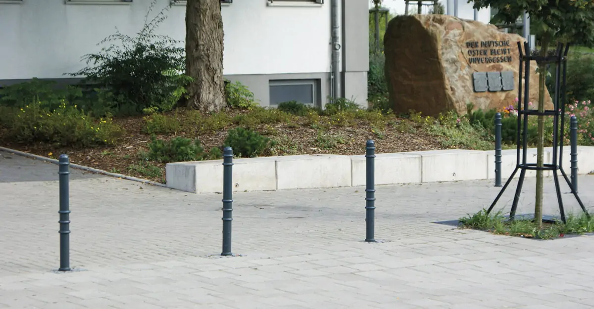 kegleformede dekorative pullerter til placering i byen