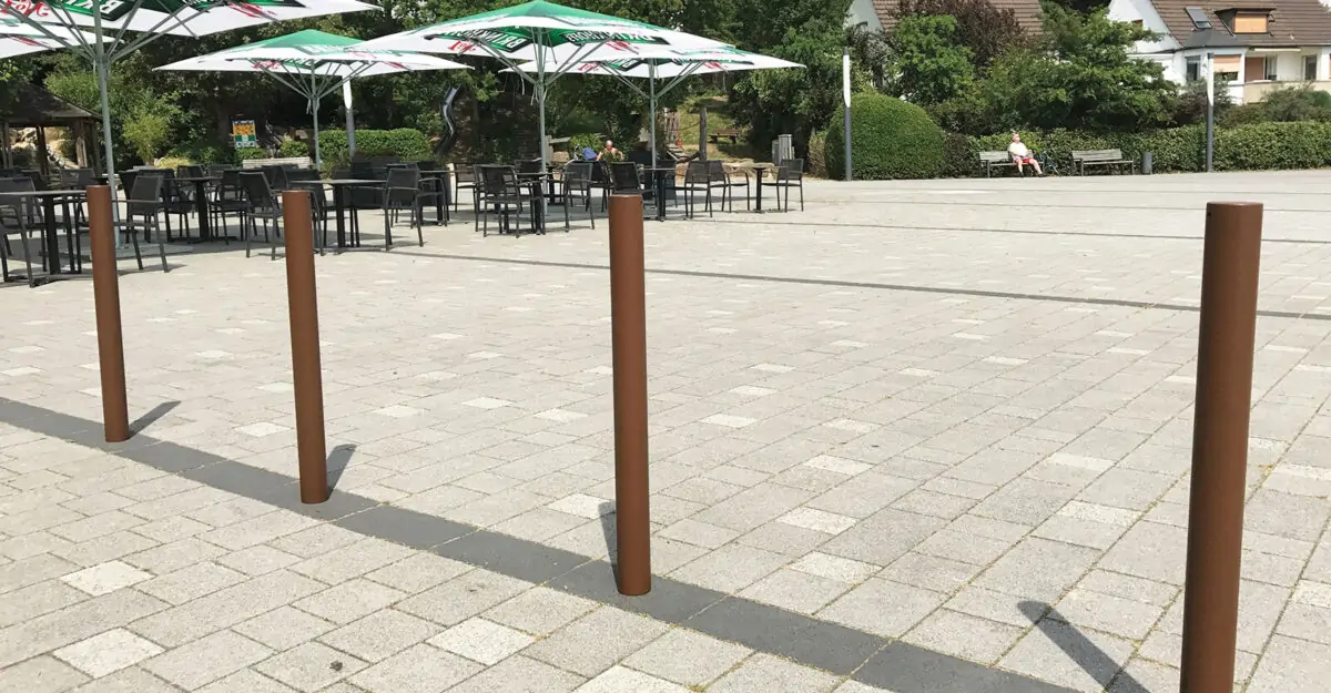 ne række dekorative pullerter med corten udførsel