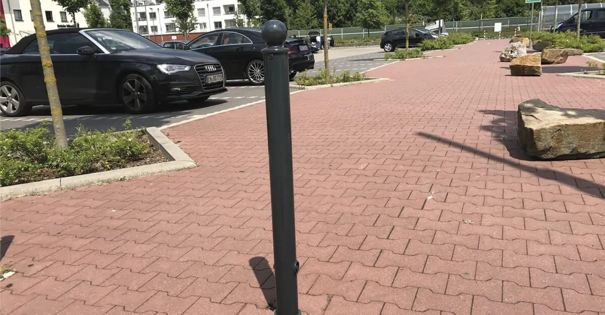 en dekorative kugletop pullert i malet udførsel på stien