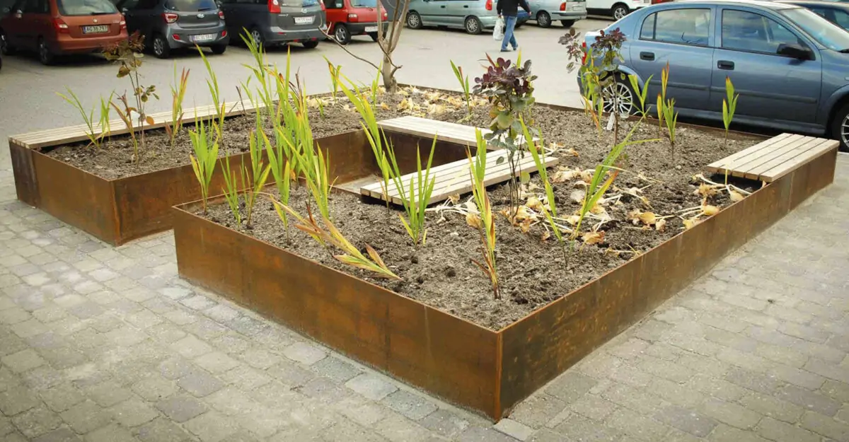 cortenstål plantekasse med bænke til bed
