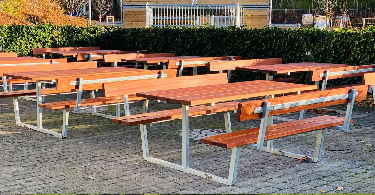 klassisk bordbænkesæt til urbane miljø og parker i galvaniseret stål og beklædt med mahogni planker