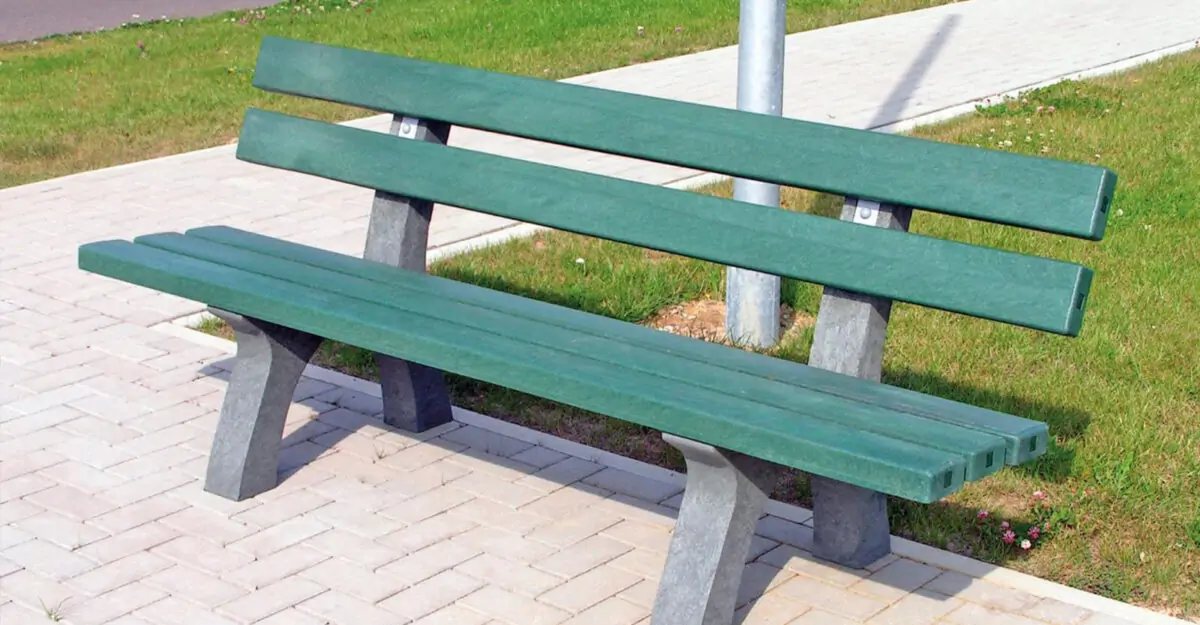 en klassisk park bænk udelukkende fremstillet i genbrugsplast