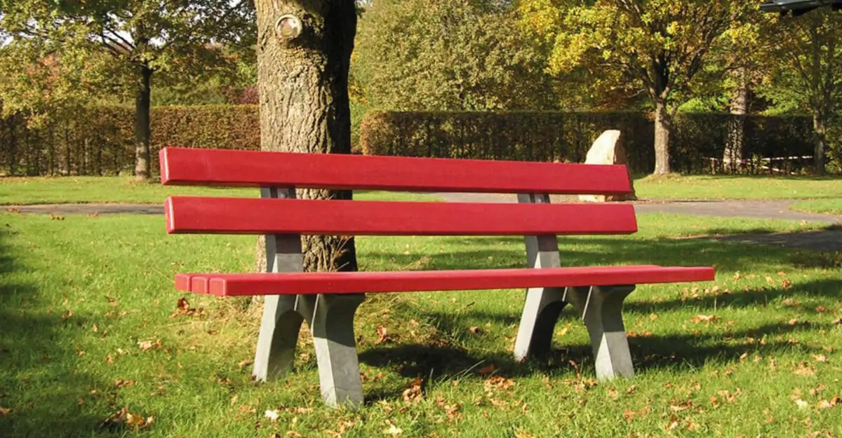 en klassisk park bænk udelukkende fremstillet i genbrugsplast