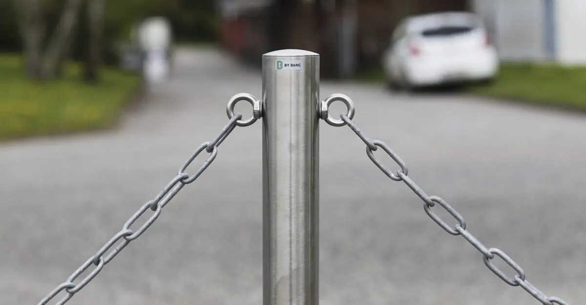 aftagelig pullert i rustfri stål med trekantlås i et stilrent design med kæde