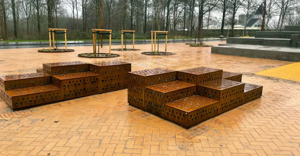corten stålkasser i unikt design med unikt mønster på siderne, med LED lys monteret indeni