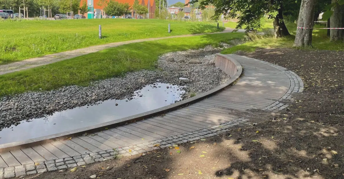 en palisadedæk i Azobe træ til områdefornyelsen projekt i Tønder midtby