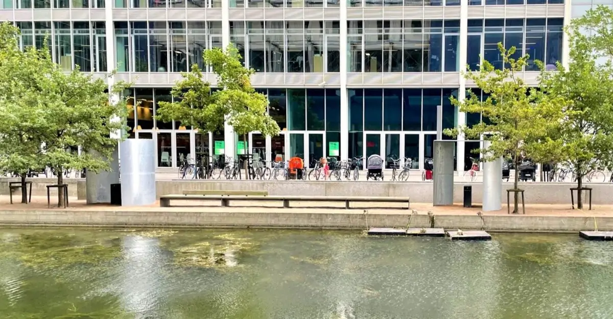 et par rygepavilloner med tykke vægge og tag i galvaniseret stål ved DR-byen i København